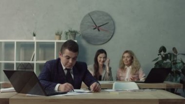 Meslektaşım hakkında dedikodu Fısıldayan Kadın iş arkadaşları