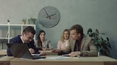 Çekici kadın Danışma iş arkadaşınız ile flört