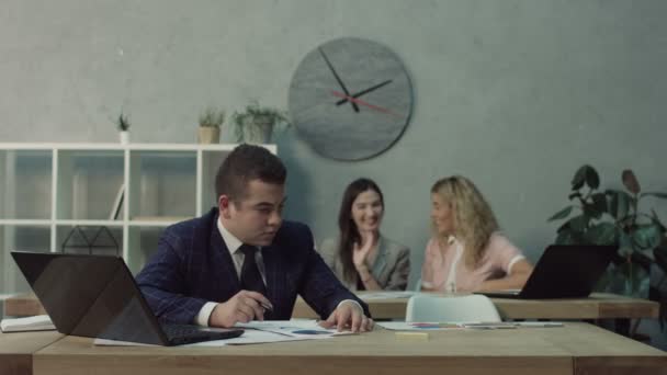Trabalhador de escritório masculino estressado tem colapso nervoso — Vídeo de Stock