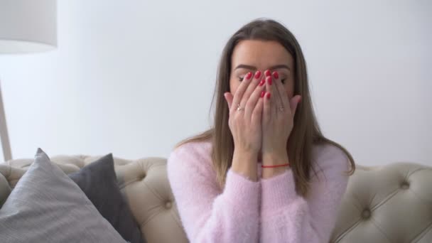 Solitário desesperado mulher adulta chorando em casa — Vídeo de Stock