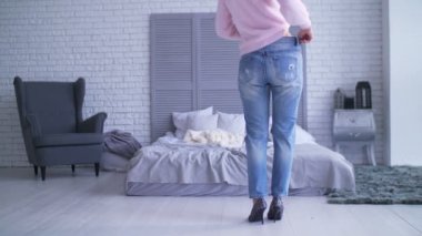 Evde kilo kaybetme sonra büyük pantolon ince kadın