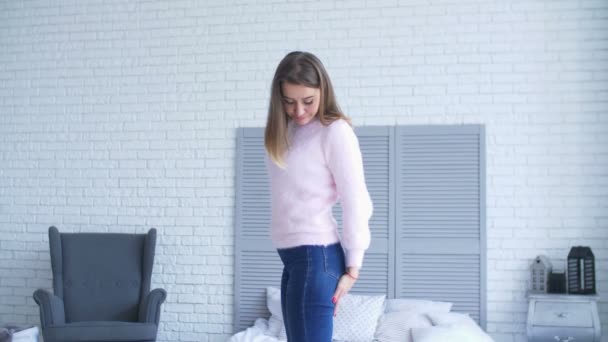 Femme mécontente regardant le corps après la prise de poids — Video