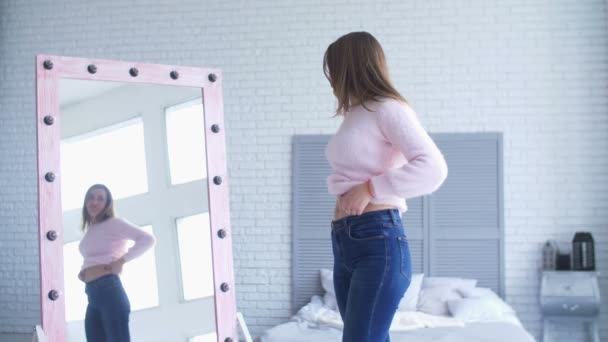 Unglückliche Frau checkt Fett auf ihrem Körper zu Hause — Stockvideo