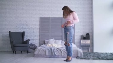Heyecanlı kadın kilo kaybettikten sonra gevşek kot pantolon