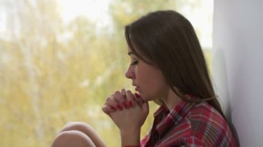 Pencerenin sabah dua kadın