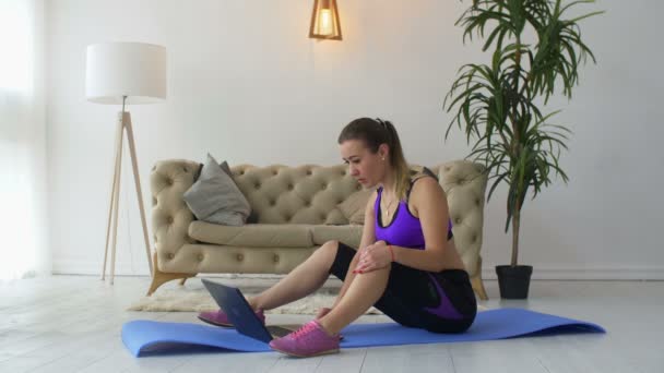 Přizpůsobit žena pozorovaní online obrázkový terminál s cvičení na laptop