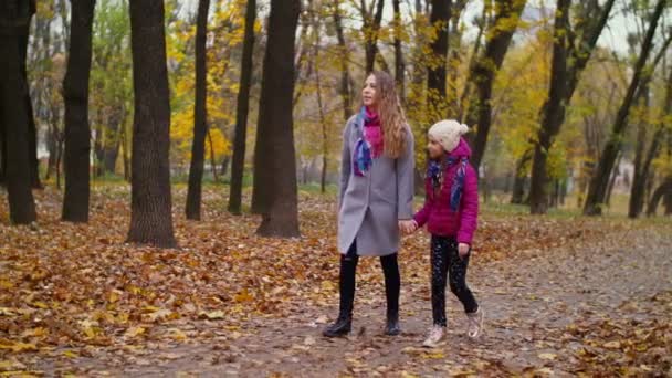 Ontspannen moeder en dochter bonding in de herfst natuur — Stockvideo