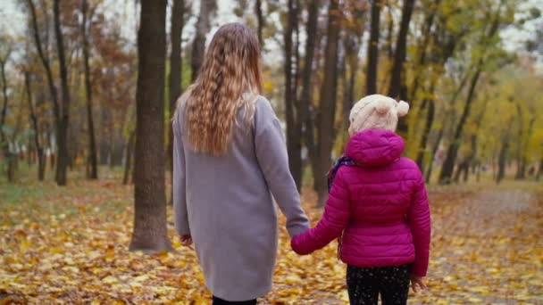 Mamá y niña pasar el ocio en el parque de otoño — Vídeos de Stock