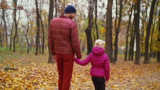 积极的父亲和女儿在秋天的森林里放松 — 图库视频影像