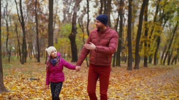 无忧无虑的英俊的父亲和可爱的小女孩享受美丽的秋天的自然 而在印度夏天在公共公园散步 父母与孩子在户外休息和结合在秋天 — 图库视频影像