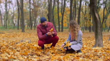 Romantik Çift park sonbahar yaprakları toplama