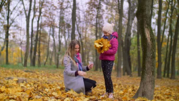 Veselá matka a dcera si pochutnávají na podzim — Stock video