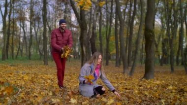 Kaygısız eğlenceli çift rahatlatıcı Sonbahar Park