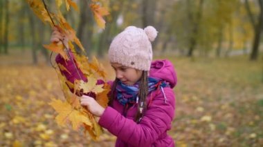 Sarı akçaağaç yırtılma meraklı kız sonbahar yaprakları