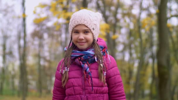 Sonriente chica mostrando bouguet de hojas de otoño — Vídeo de stock