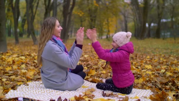 Madre e hija se divierten en el parque de otoño — Vídeo de stock