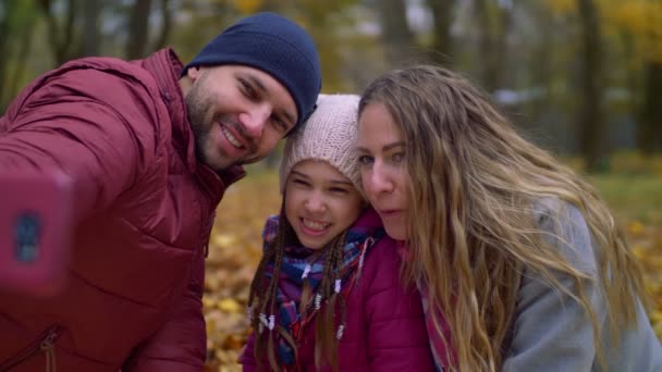 Despreocupado familia haciendo foto selfie en la naturaleza de otoño — Vídeo de stock