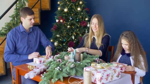 Familia pregătește cadouri de Crăciun în camera domestică — Videoclip de stoc