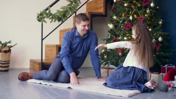 Fille joyeuse donnant un cadeau de Noël à son père — Video