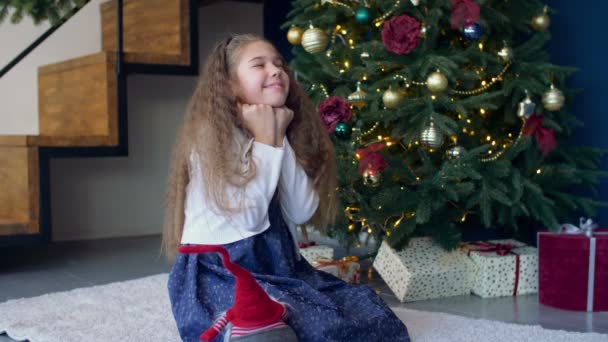 Freudig verträumtes Mädchen macht einen Weihnachtswunsch — Stockvideo