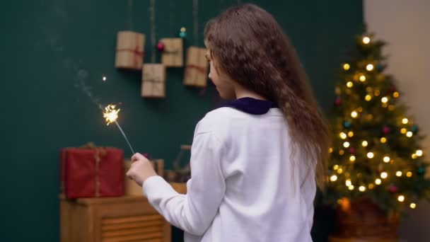 Szczęśliwe dziecko ciesząc się ogień iskry światła bengal — Wideo stockowe