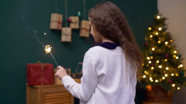 Niño feliz disfrutando de las chispas de fuego de la luz de Bengala — Vídeos de Stock