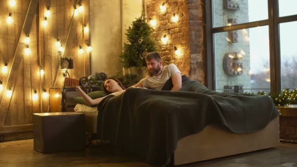 Ленивая пара просыпается с мобильным будильником — стоковое видео