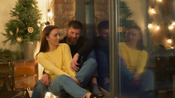 Relaxed chatting couple sitting on windowsill — Stock Video