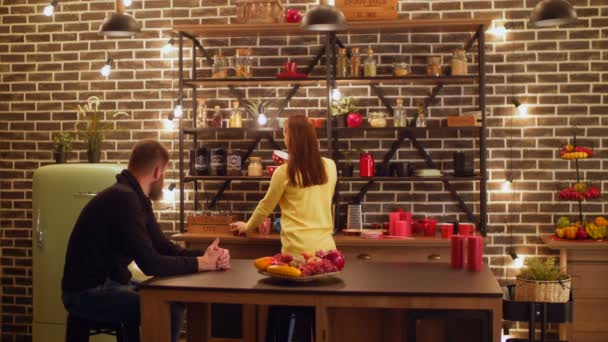 Pozitivní pár tráví volný čas v kuchyni — Stock video