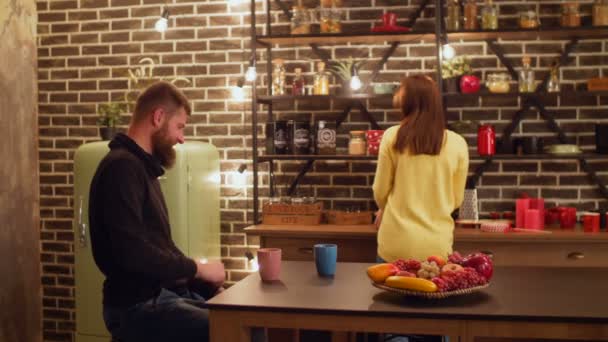 Pasangan menikmati sarapan di dapur bersama-sama — Stok Video