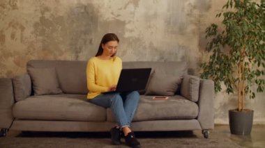 Online blog yazma kanepe üstünde laptop ile kız