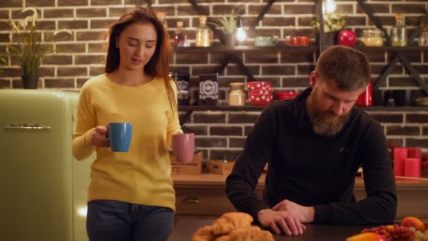 Homme mécontent ayant un goût désagréable de café — Video