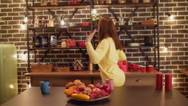 Joyful woman dancing doing housework in kitchen — Stock Video