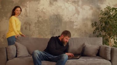 Kötü bir şey üstünde laptop ile ilgilenen adam kız yakalandı