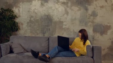 Çok çalışan kadın laptop ile kanepede uyuklayan