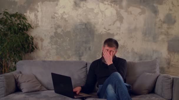 Workaholic homem trabalhando no laptop tarde da noite — Vídeo de Stock