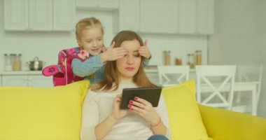 İlköğretim okul kızı eve geliyor derslerinden sonra