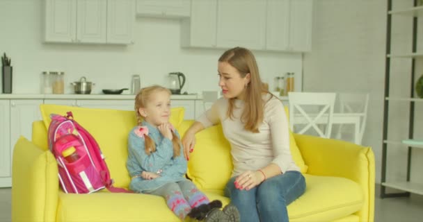 Garotinha Fofa Excitada Com Tranças Sentadas Sofá Aconchegante Contando Mãe — Vídeo de Stock