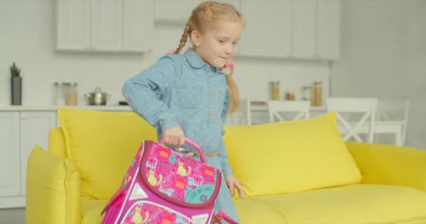 Adorável estudante retornando para casa depois do dia da escola — Vídeo de Stock