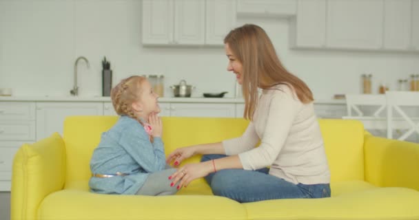 Positieve Opgewekt Meisje Met Pigtails Charmante Moeder Genieten Van Vrije — Stockvideo
