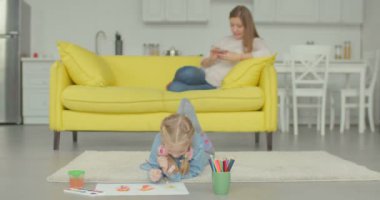 Yaratıcı kız fırça ve suluboya ile boyama