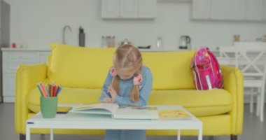 Özenli liseli kız ödevini evde yapıyor