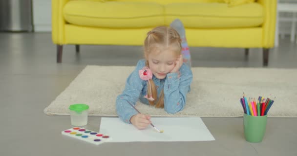 Niña pintando con pincel y pinturas — Vídeos de Stock