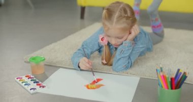 Sanatçı Sevimli kız yere boyama