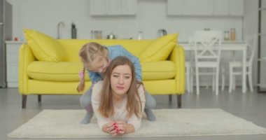Kaygısız anne ve kızı rahatlatıcı yerde