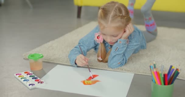 Artiste adorable fille peinture sur le sol — Video
