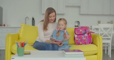 Gururlu anne iyi çalıştığı için liseli kızı övüyor.