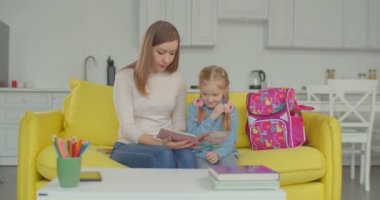 Sıkı anne onun kız öğrenci kötü işaretleri kontrol