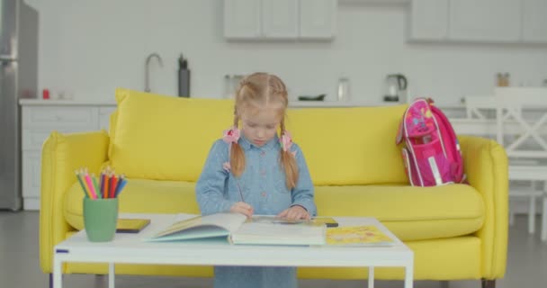 Виснажена маленька зіниця втомилася вчитися вдома — стокове відео