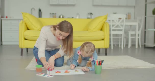 Anne evde yapma boyama ile şirin kız — Stok video